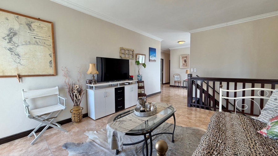 5 Bedroom Property for Sale in Mountainside Western Cape